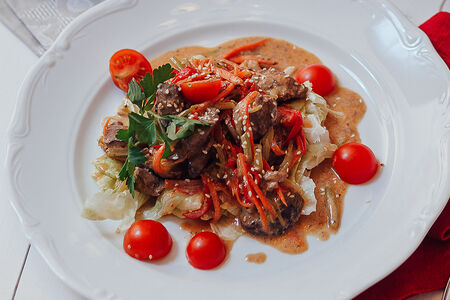 Теплый салат с печенью цыпленка