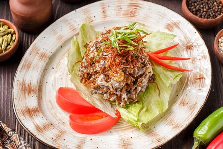 Хрустящий салат с говяжьим языком