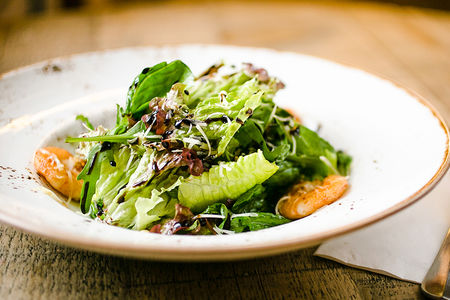 Микс салатных листьев с авокадо и креветками