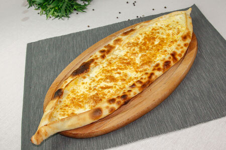 Пиде с сыром и яйцом