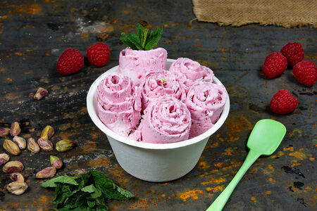 Мороженое Малина-фисташка