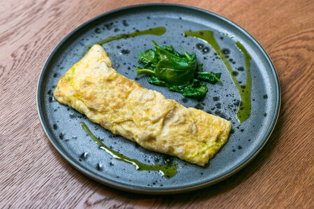 Шеф-омлет с творожным сыром и лососем