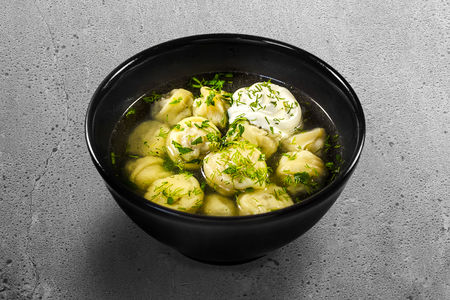 Пельмени с бульоном и зеленью