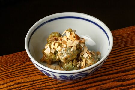 Брокколи в ореховом соусе с миндалем