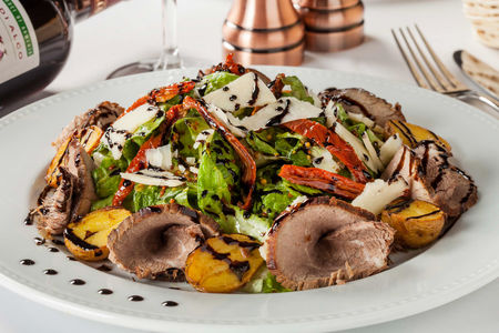 Салат с ростбифом и теплым картофелем