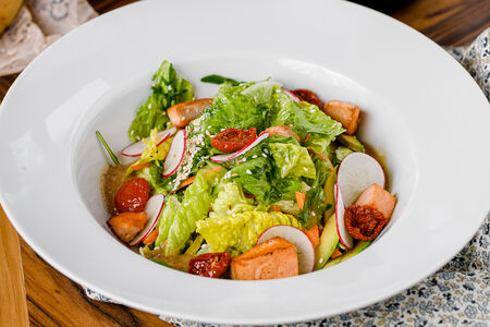 Тёплый салат с лососем