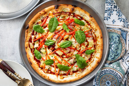 Пицца с куриным филе и ананасом