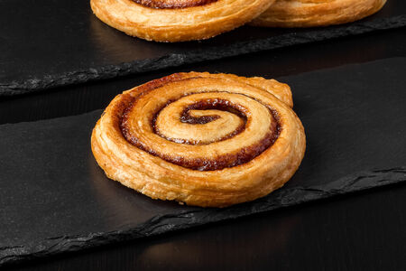 Улитка с карамелью и орехом пекан