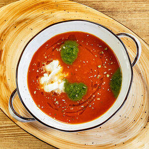 Томатный суп с соусом песто и сыром моцарелла