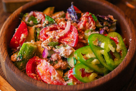 Салат овощной с орехами