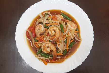 Жареные креветки с овощами