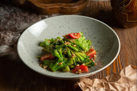 Салат из брокколи с ореховым соусом