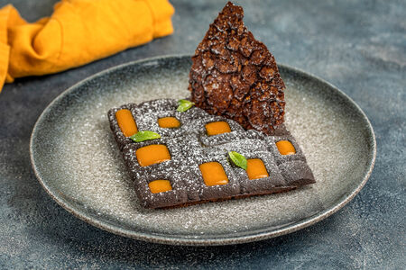 Трюфельный торт с соусом манго