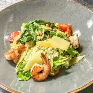 Салат Цезарь с креветками
