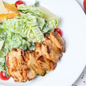 Салат Цезарь с курицей