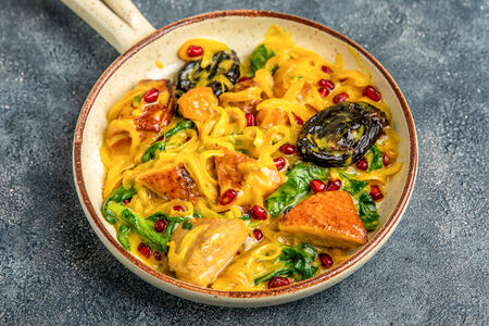 Обжаренная утиная грудка с черносливом, алычой и луком