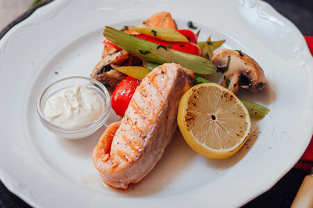 Сёмга, жаренная на гриле с сырным соусом и овощами гриль
