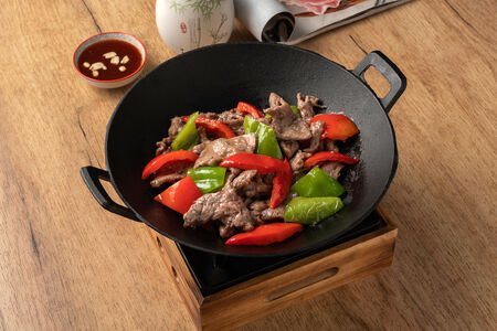 Говядина в пряных перцах