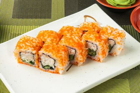 Ролл Калифорния тобико