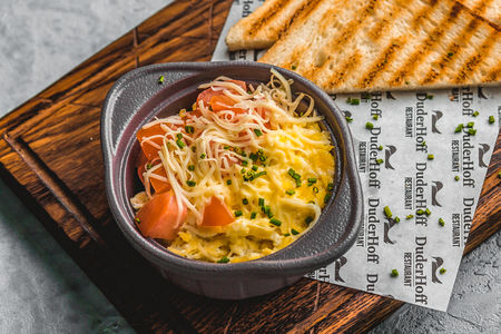 Скрэмбл с томатами и сыром