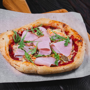 Пицца с ветчиной и грибами