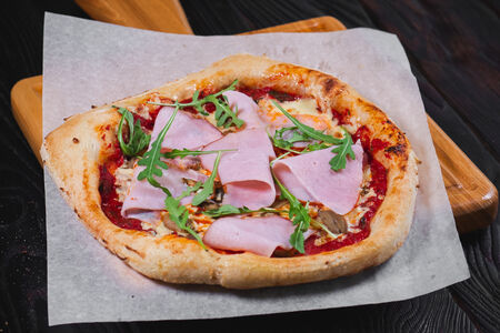 Пицца с ветчиной и грибами