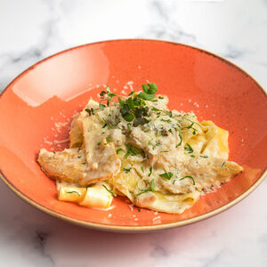 Папардели с курицей и грибами в сливочном соусе