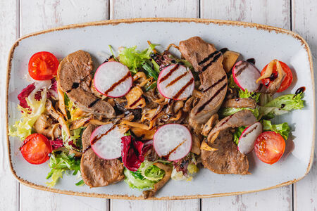 Теплый салат с язычками ягненка и лесными грибами