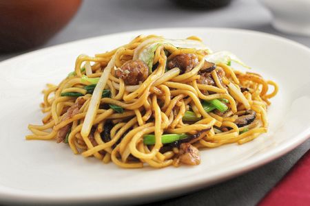 Лапша жареная с говядиной и овощами