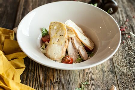 Салат Цезарь с курицей