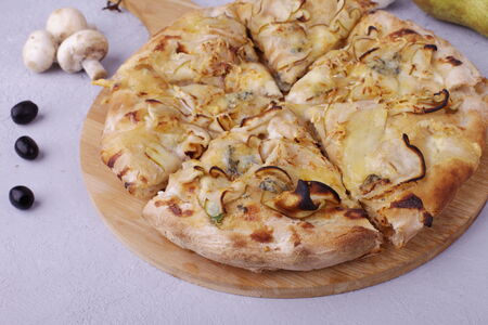 Римская пицца Фламбированная груша с сыром дорблю
