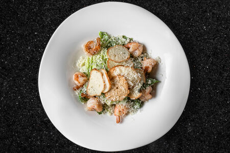 Салат Цезарь с тигровыми креветками