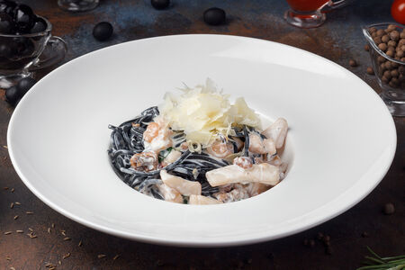 Спагетти с чернилами каракатицы и морепродуктами в сливочном соусе