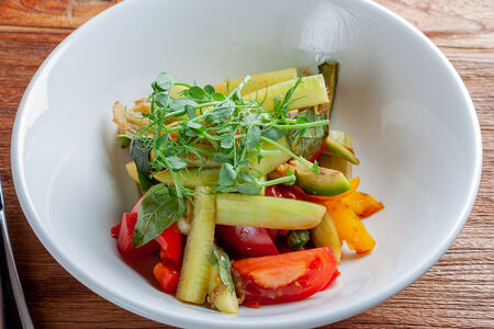 Салат из свежих и тушеных овощей