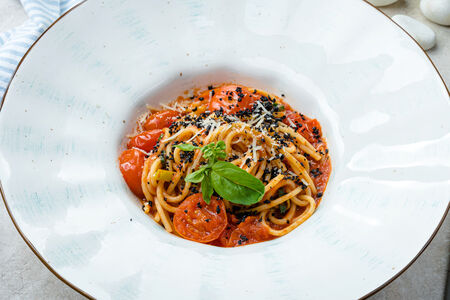 Тальолини с томатами и базиликом