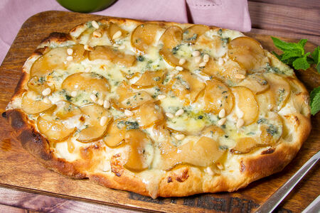 Пицца Груша фламбе с горгондзолой