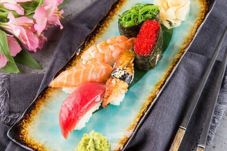 Суши с копченым лососем