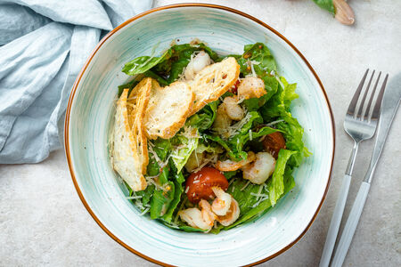 Салат Цезарь с креветками