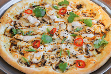 Пицца Тай с курицей и соусом унаги