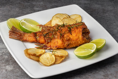 Пла Тод Жареный окунь, маринованный в сладко-остром лаймовом соусе