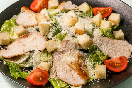 Салат Цезарь с куриной грудкой