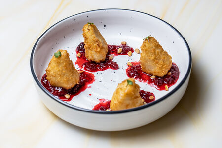 Камамбер с клубничным соусом и орехами