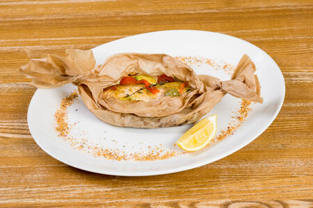 Филе лосося с овощами и травами