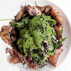 Салат с жареной перепелкой на углях