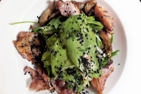 Салат с жареной перепелкой на углях