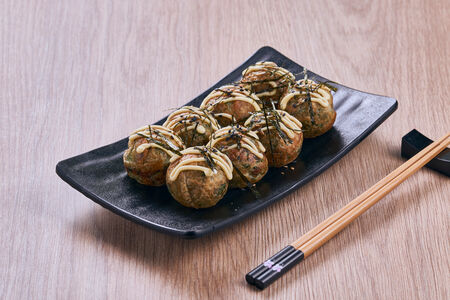 Такояки с лососем и шпинатом