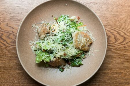 Салат Цезарь с куриным бедром гриль