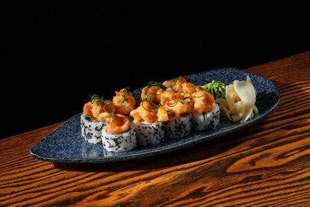 Ролл с лососем, огурцом и острой креветкой юдзу