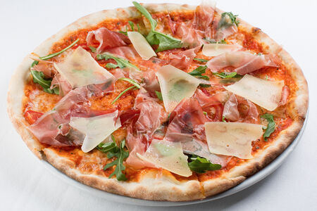 Пицца с пармой, рукколой и пармезаном