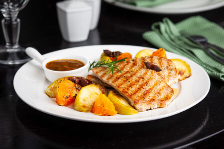 Эскалоп из индейки с печёными овощами